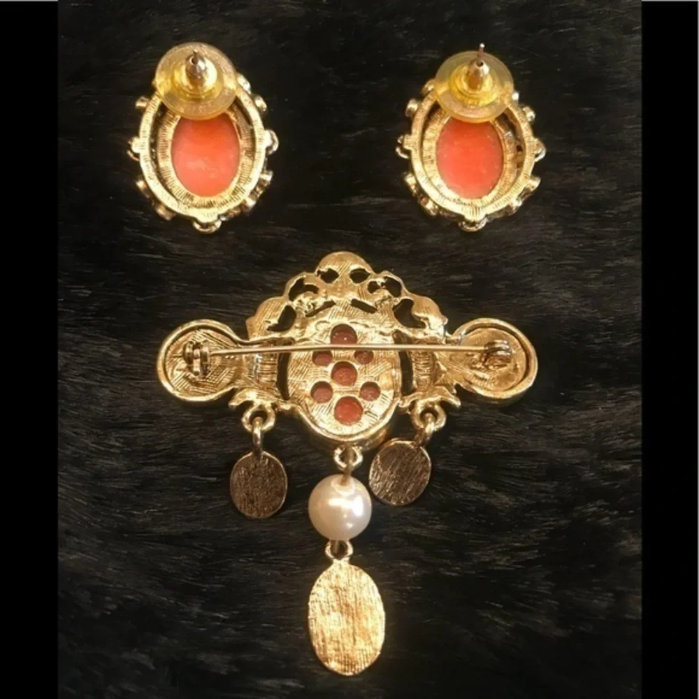 3 piece  CAMEO VINTAGE‎ SET Brooch and Earring  Set of 3